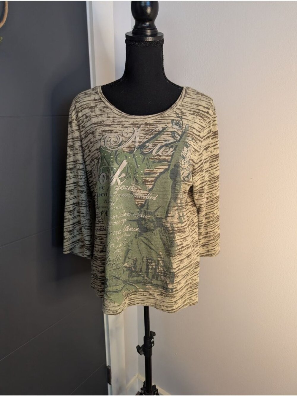 Gloria Vanderbilt Beige & Green NYC Graphic Top With Statue Of Liberty Print - L